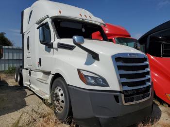  Salvage Freightliner Cascadia 1