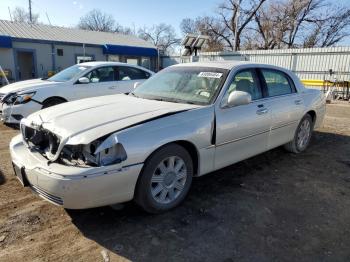  Salvage Lincoln Towncar