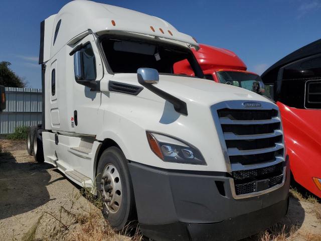  Salvage Freightliner Cascadia 1