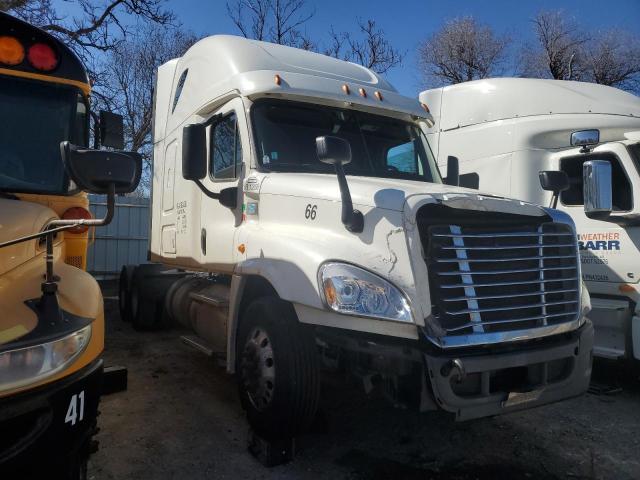  Salvage Freightliner Cascadia 1