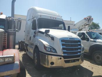  Salvage Freightliner Cascadia 1