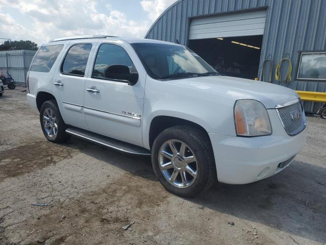 GMC Yukon Denali Image 12