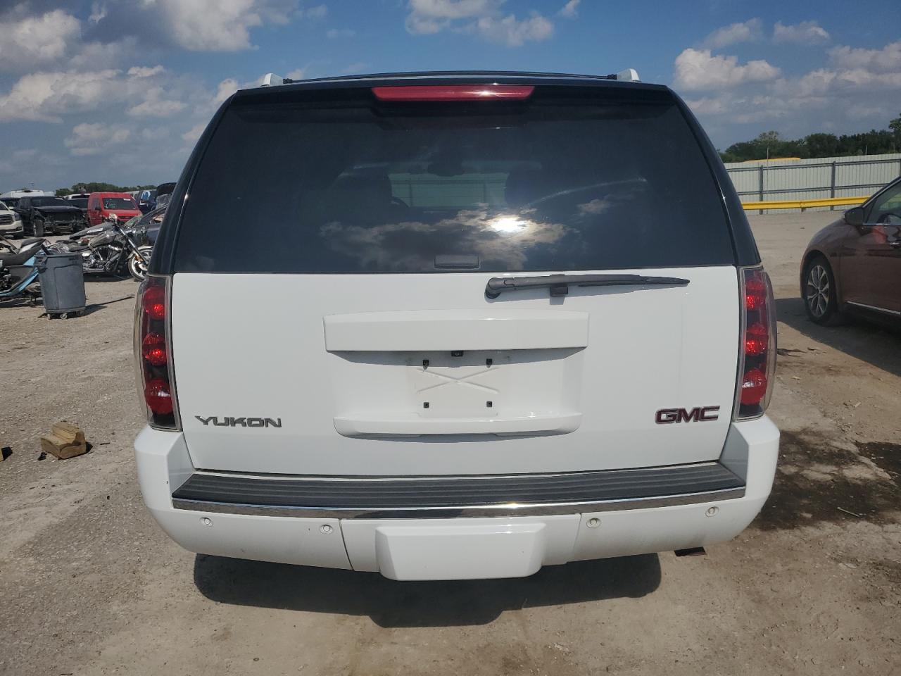 GMC Yukon Denali Image 11