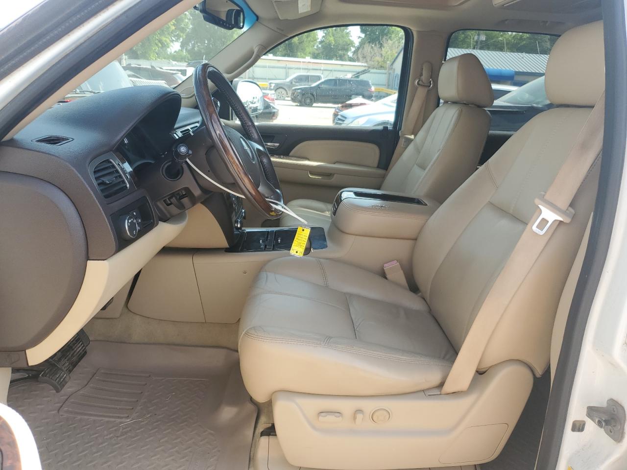 GMC Yukon Denali Image 9