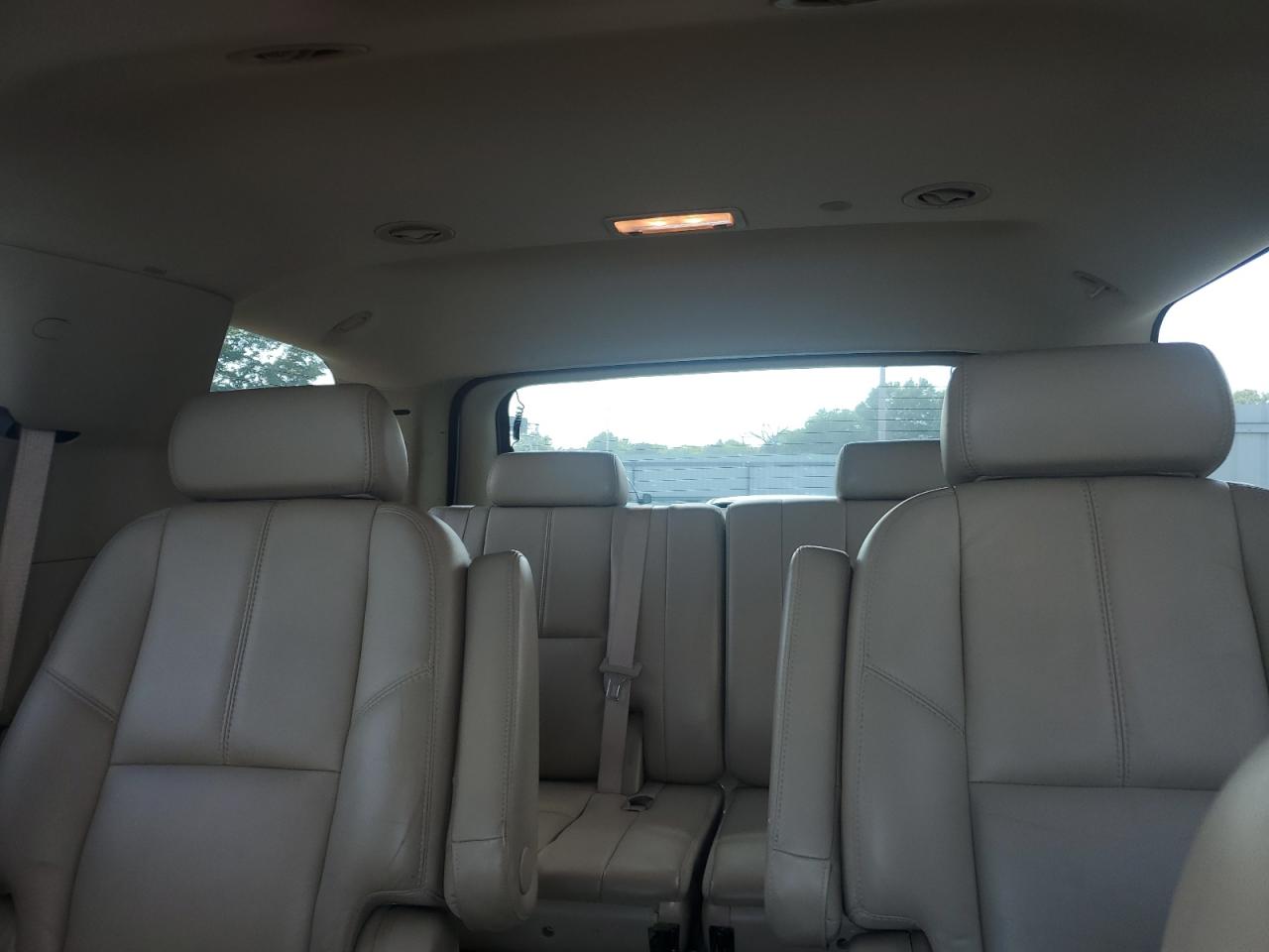 GMC Yukon Denali Image 13