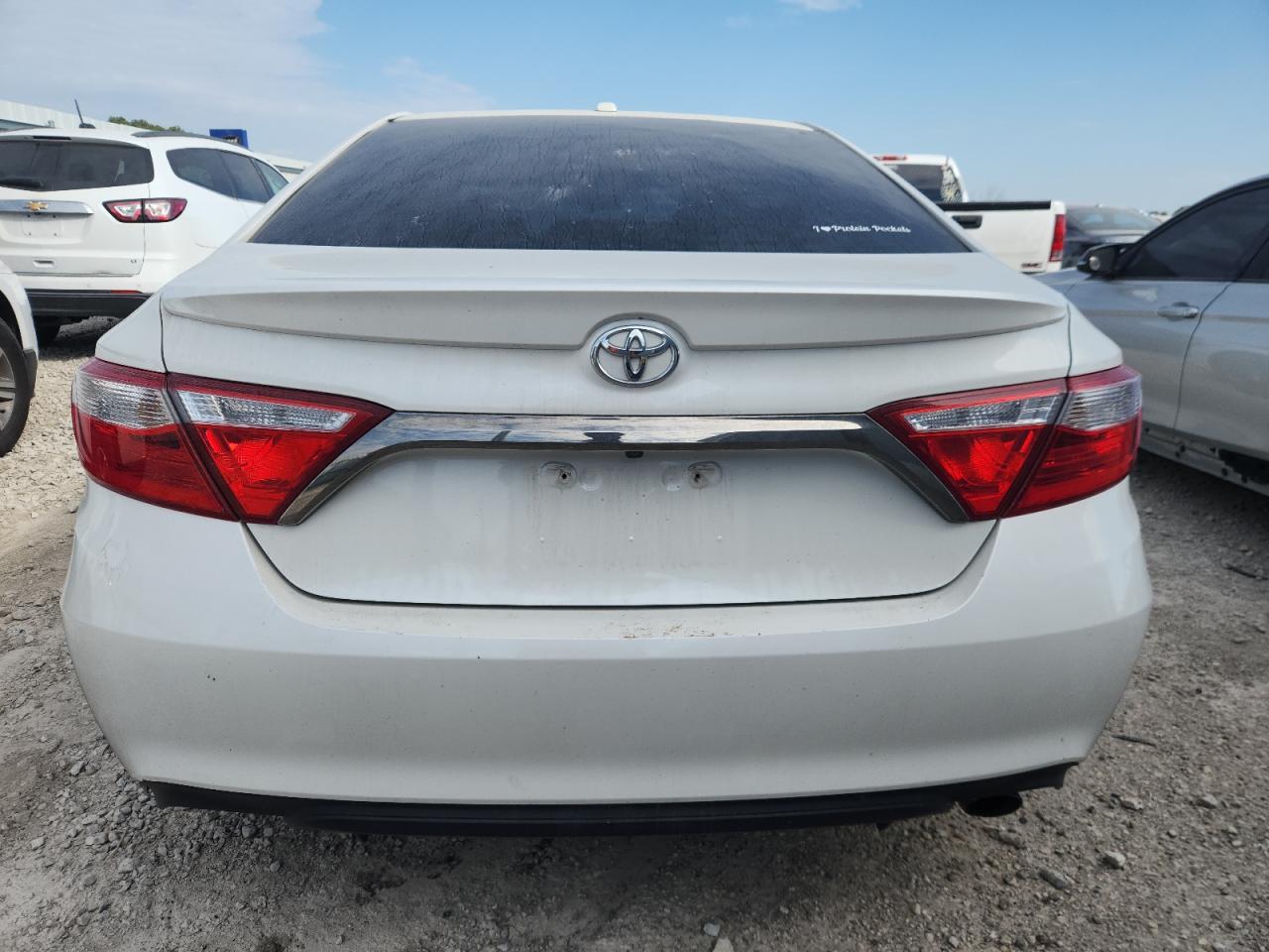 Toyota Camry Le Image 10