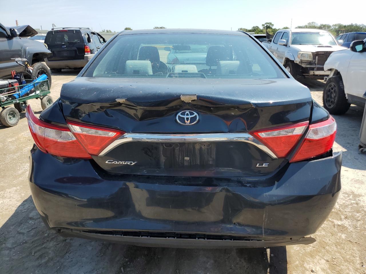 Toyota Camry Le Image 3