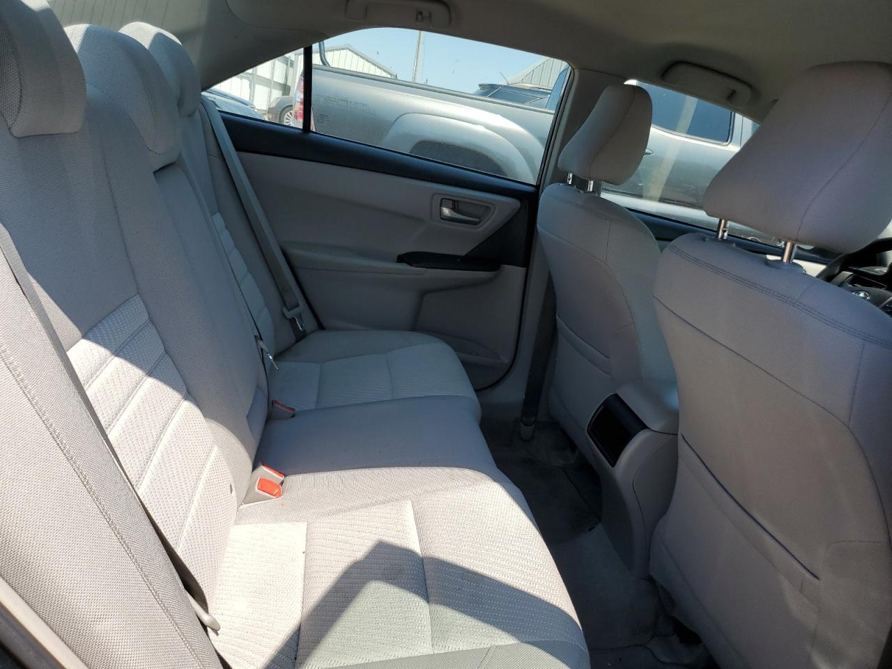 Toyota Camry Le Image 8