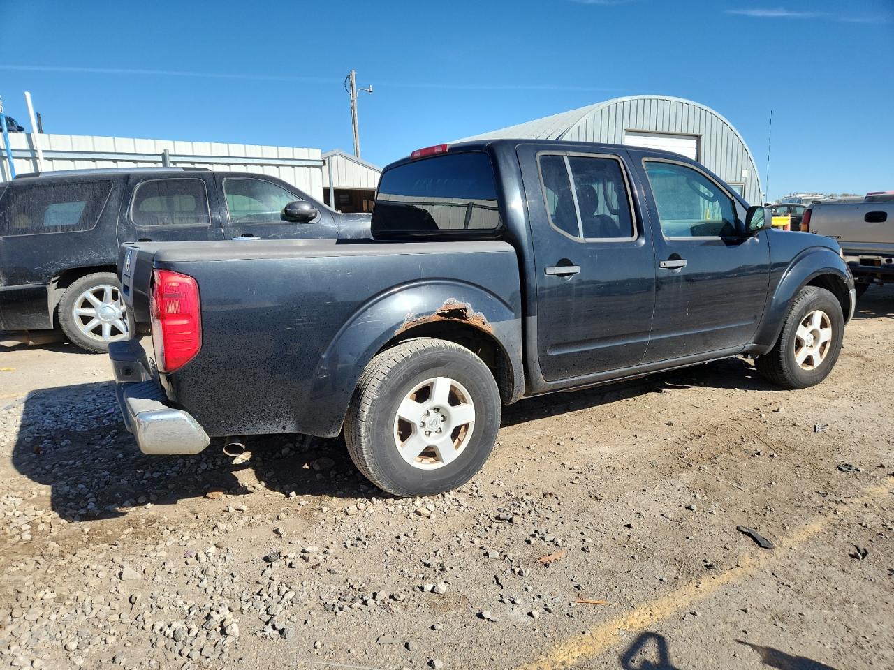 Nissan Frontier Crew Cab Le Image 2