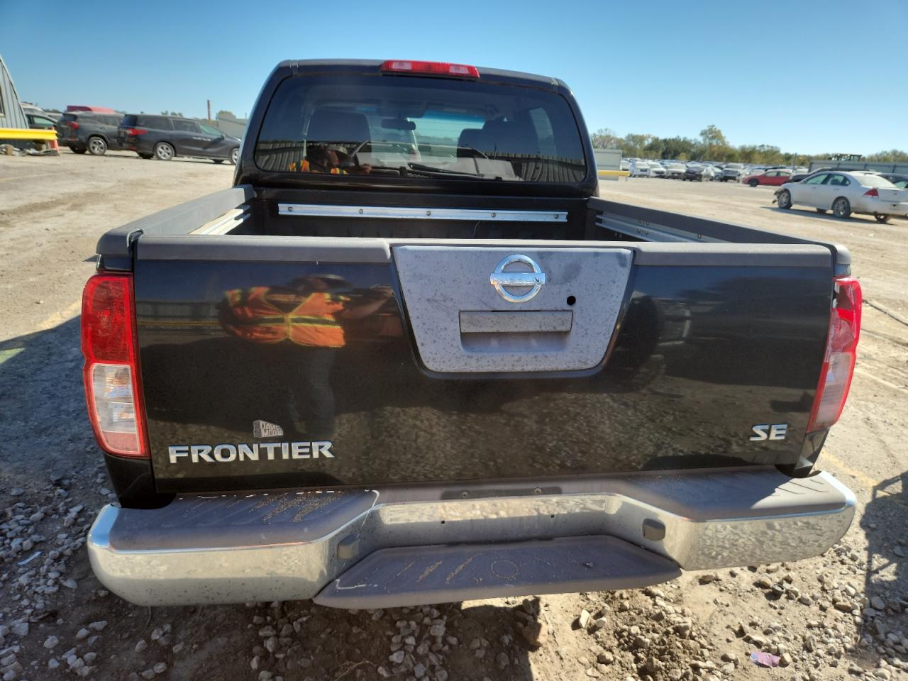 Nissan Frontier Crew Cab Le Image 9