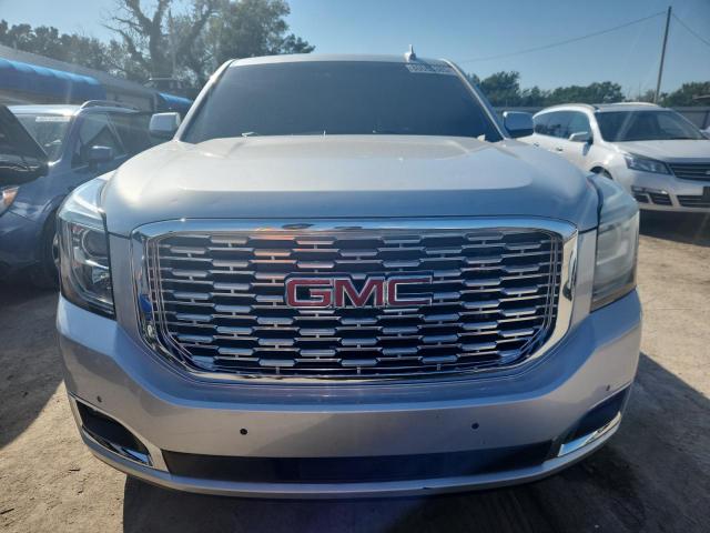 GMC Yukon Denali Image 11