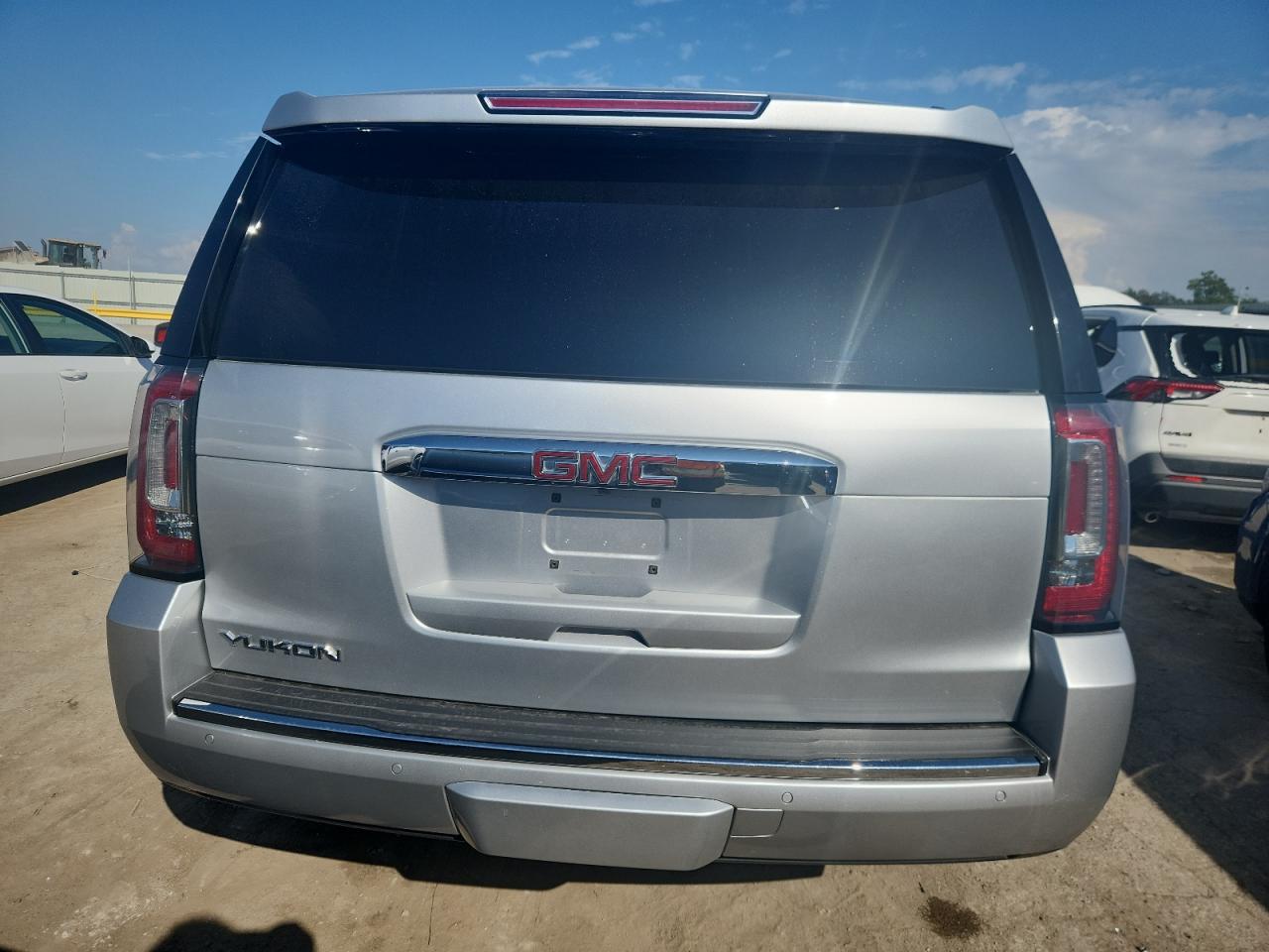 GMC Yukon Denali Image 7
