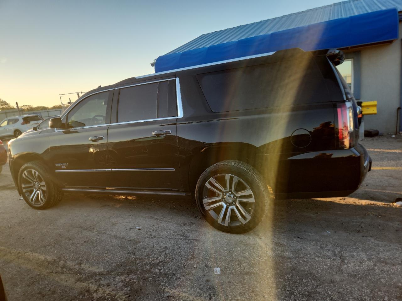 GMC Yukon Denali Image 8