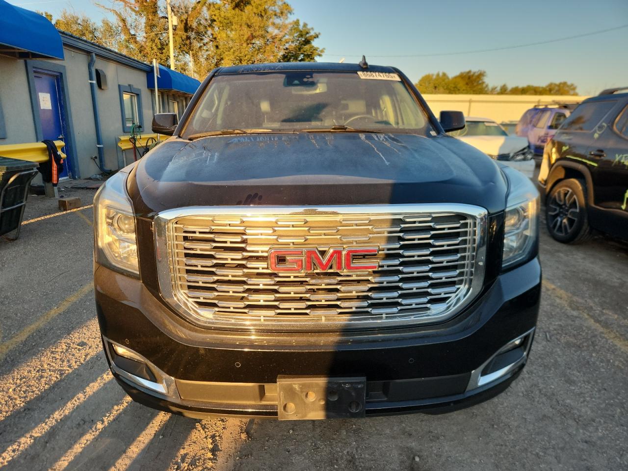 GMC Yukon Denali Image 6