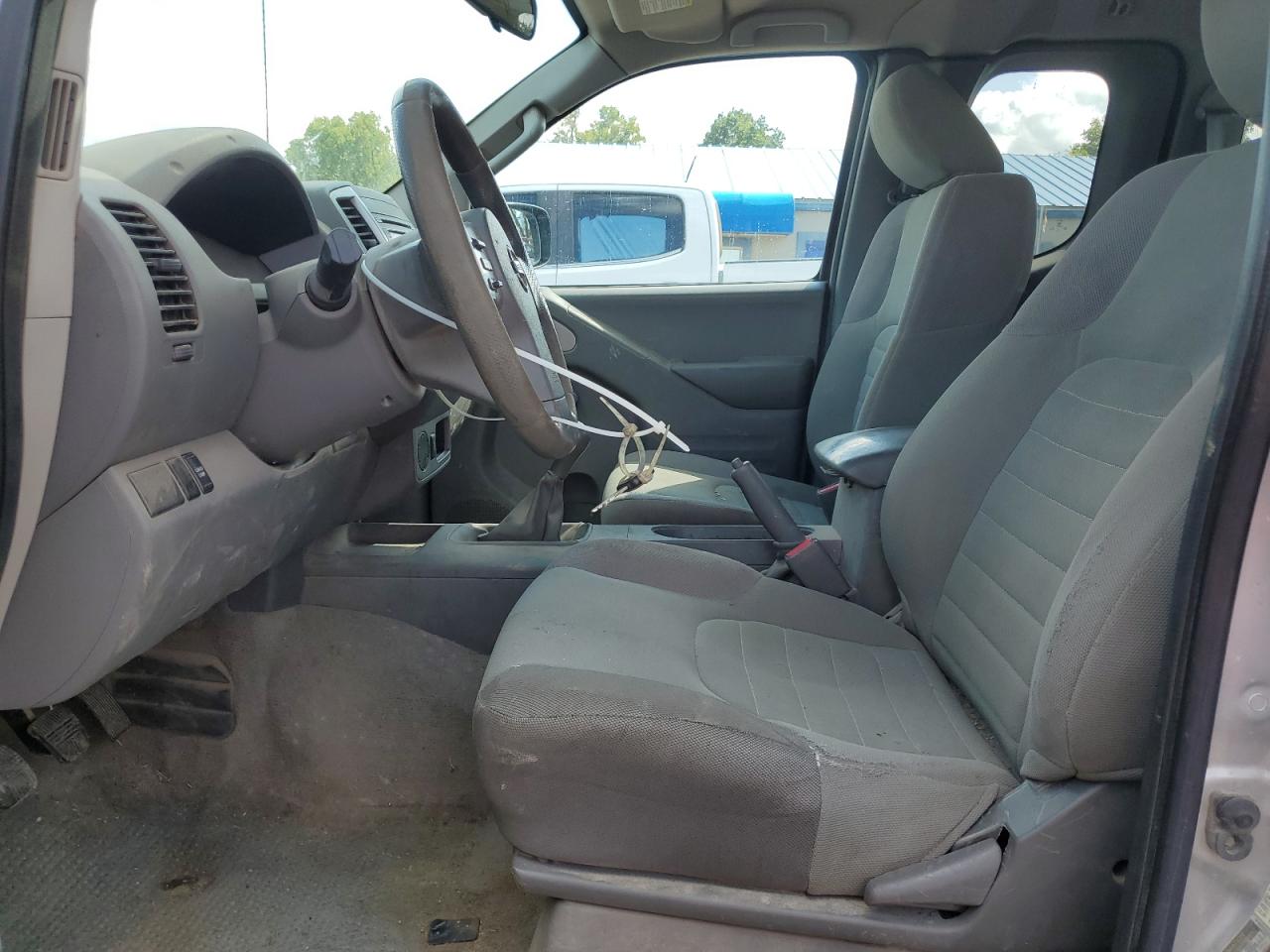 Nissan Frontier S Image 9