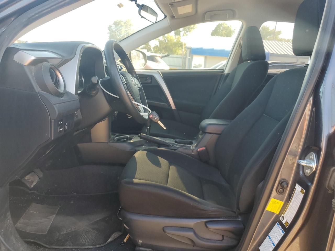 Toyota RAV4 Le Image 10