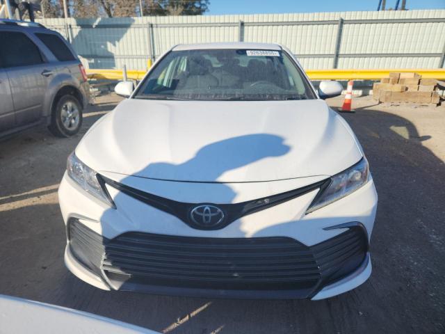 Toyota Camry Le Image 8