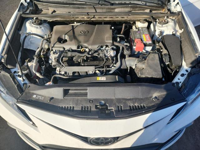 Toyota Camry Le Image 6