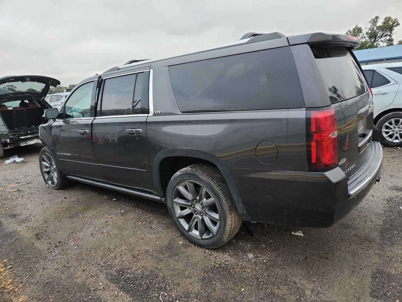 Chevrolet Suburban K1500 Ltz Image 10