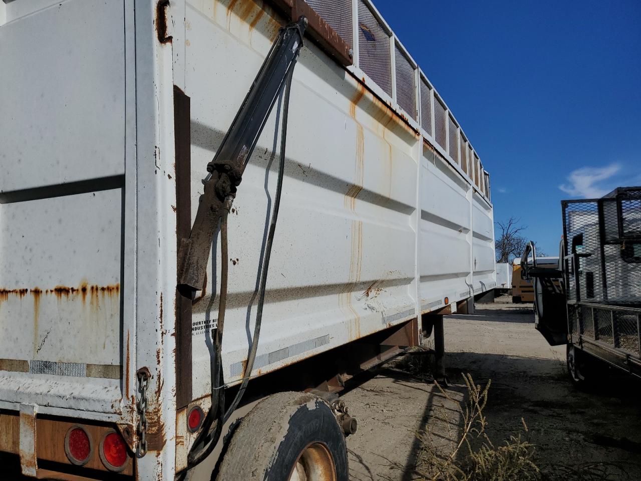 Dump Trailer Image 6