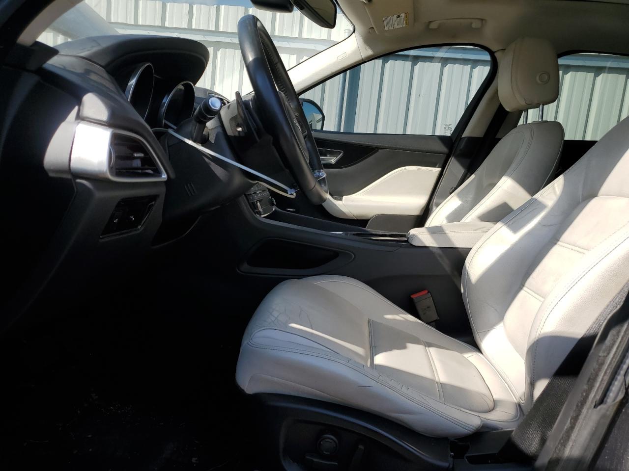 Jaguar F-PACE Prestige Image 2