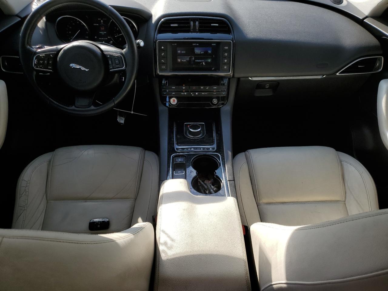 Jaguar F-PACE Prestige Image 11