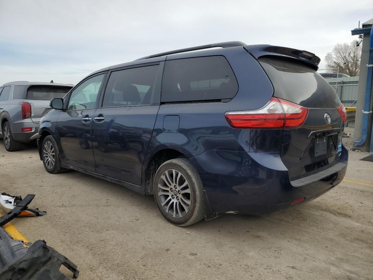 Toyota Sienna Xle Image 4
