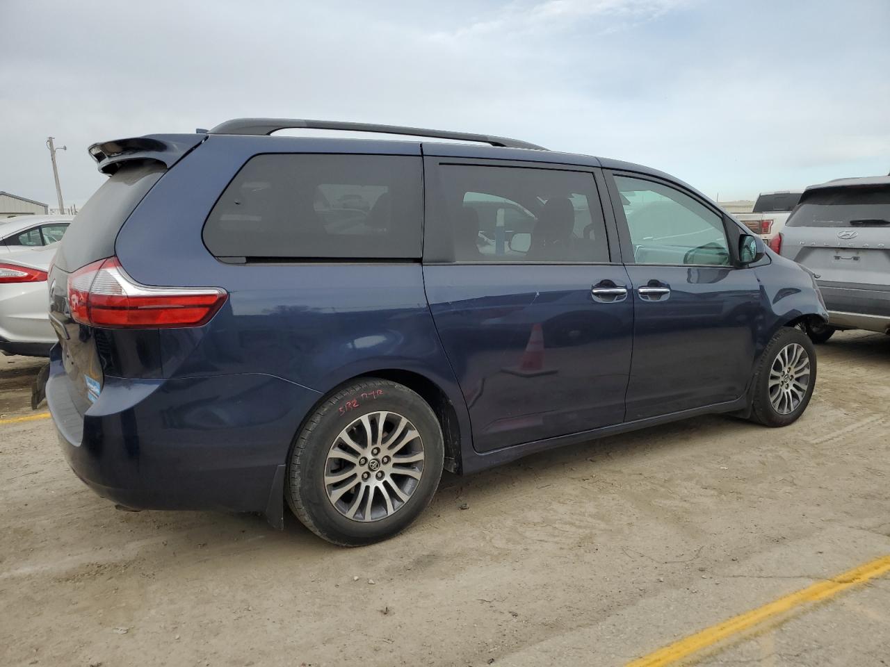 Toyota Sienna Xle Image 2