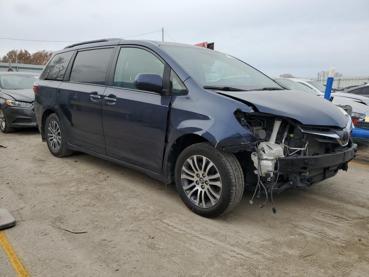 Toyota Sienna Xle Image 5