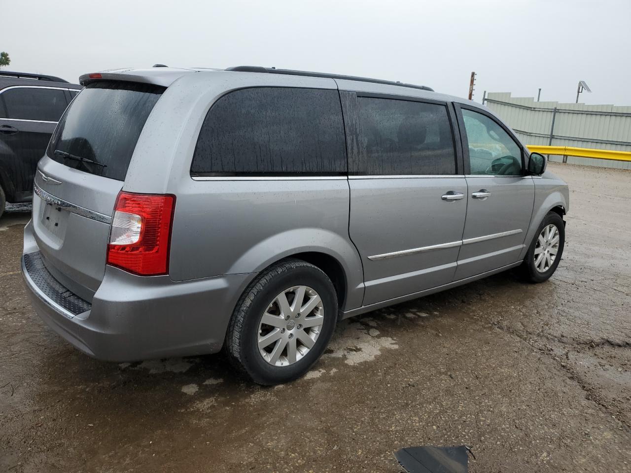Chrysler Minivan Touring Image 2