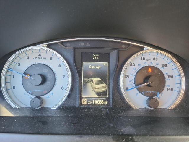 Toyota Camry Le Image 5