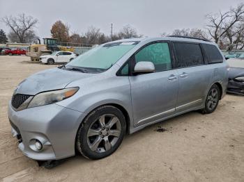  Salvage Toyota Sienna