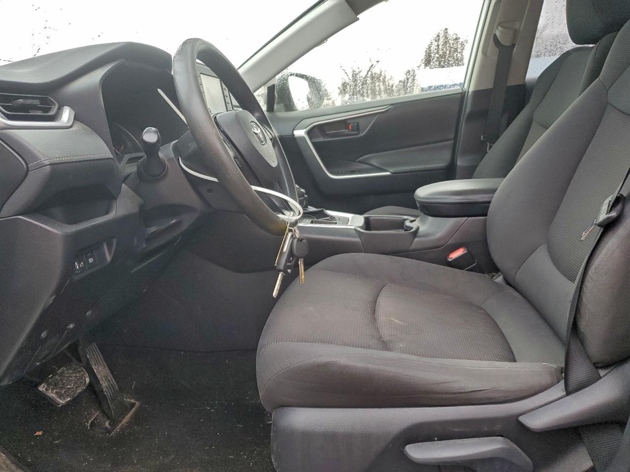 Toyota RAV4 Le Image 4