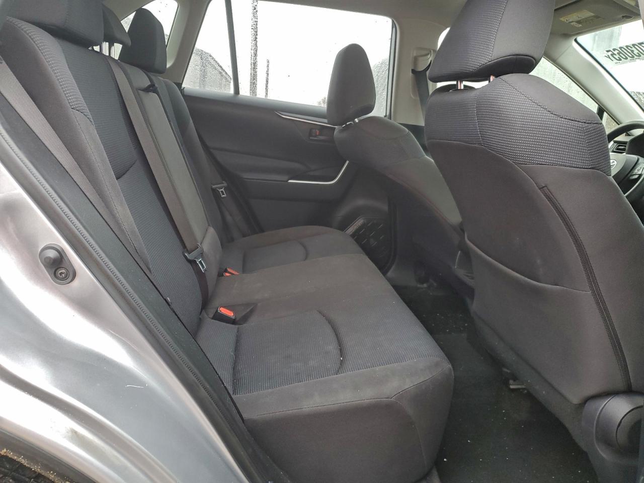 Toyota RAV4 Le Image 11