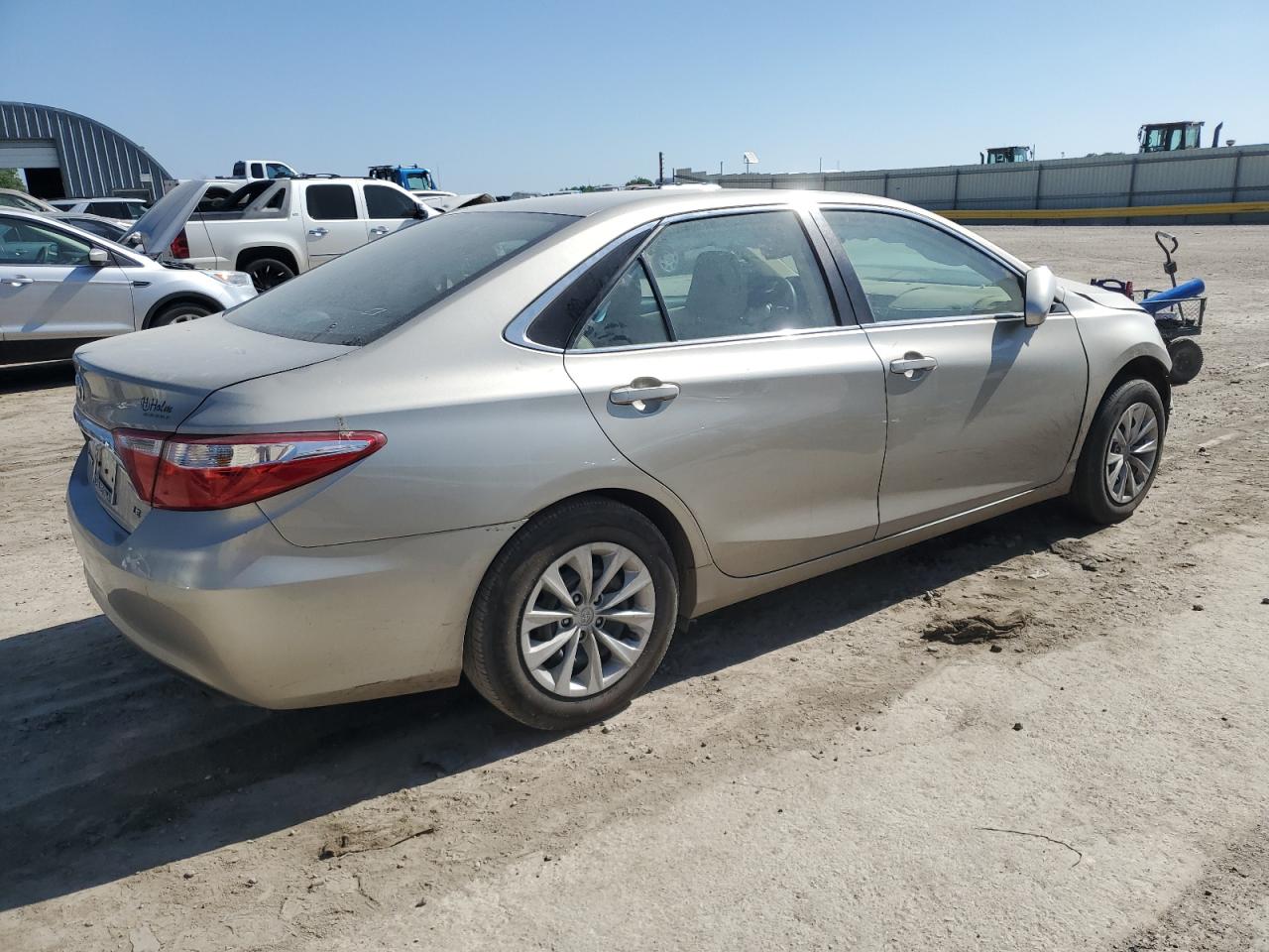 Toyota Camry Le Image 11