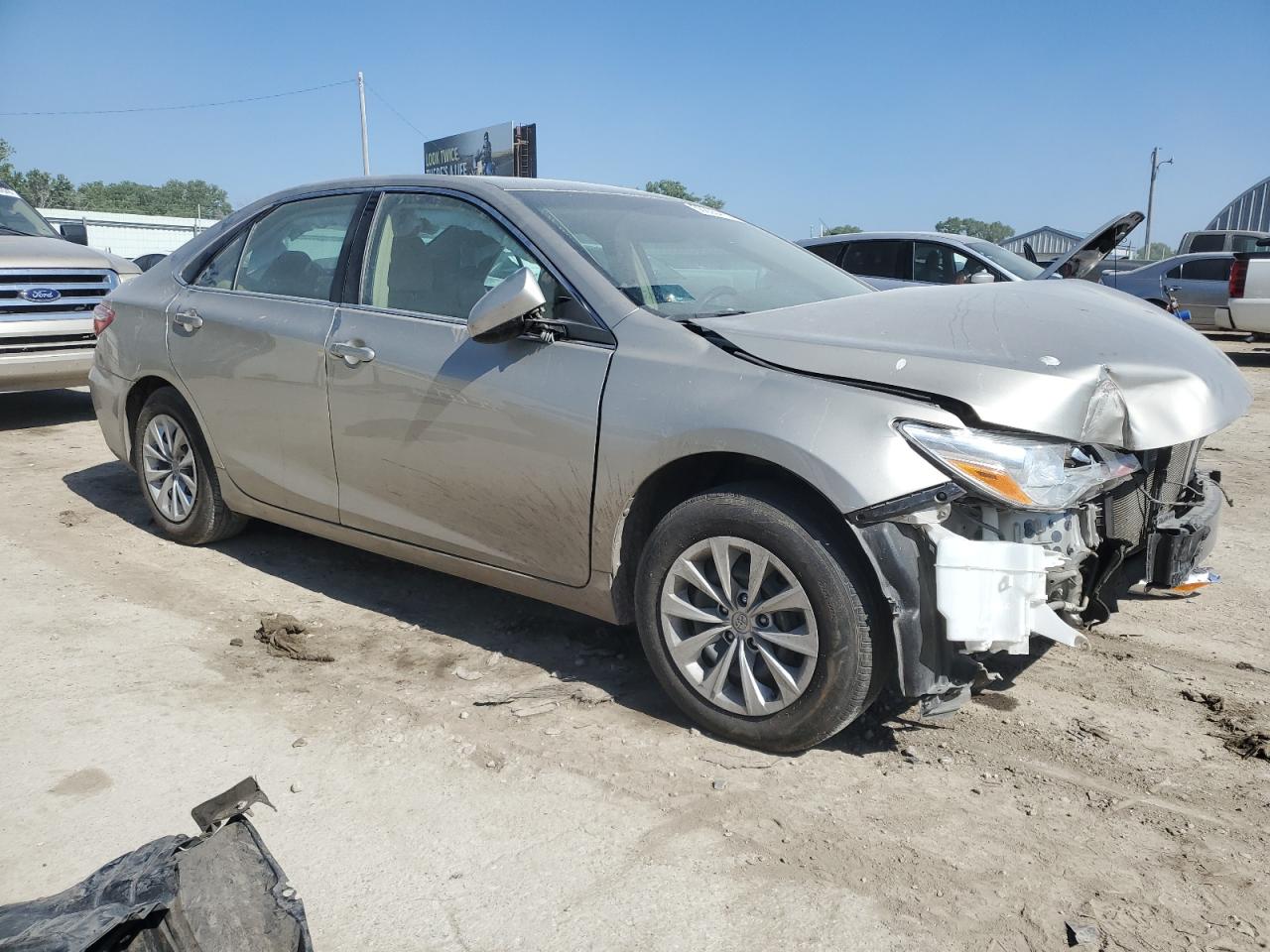 Toyota Camry Le Image 3