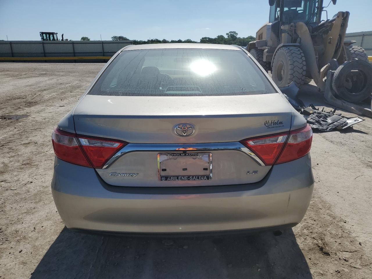 Toyota Camry Le Image 9