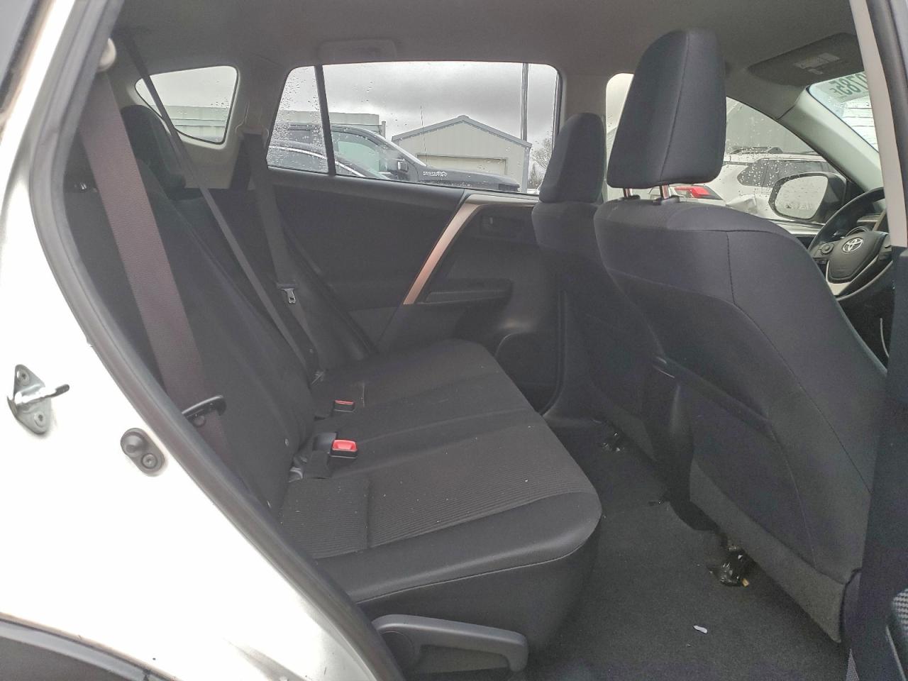 Toyota RAV4 Le Image 10