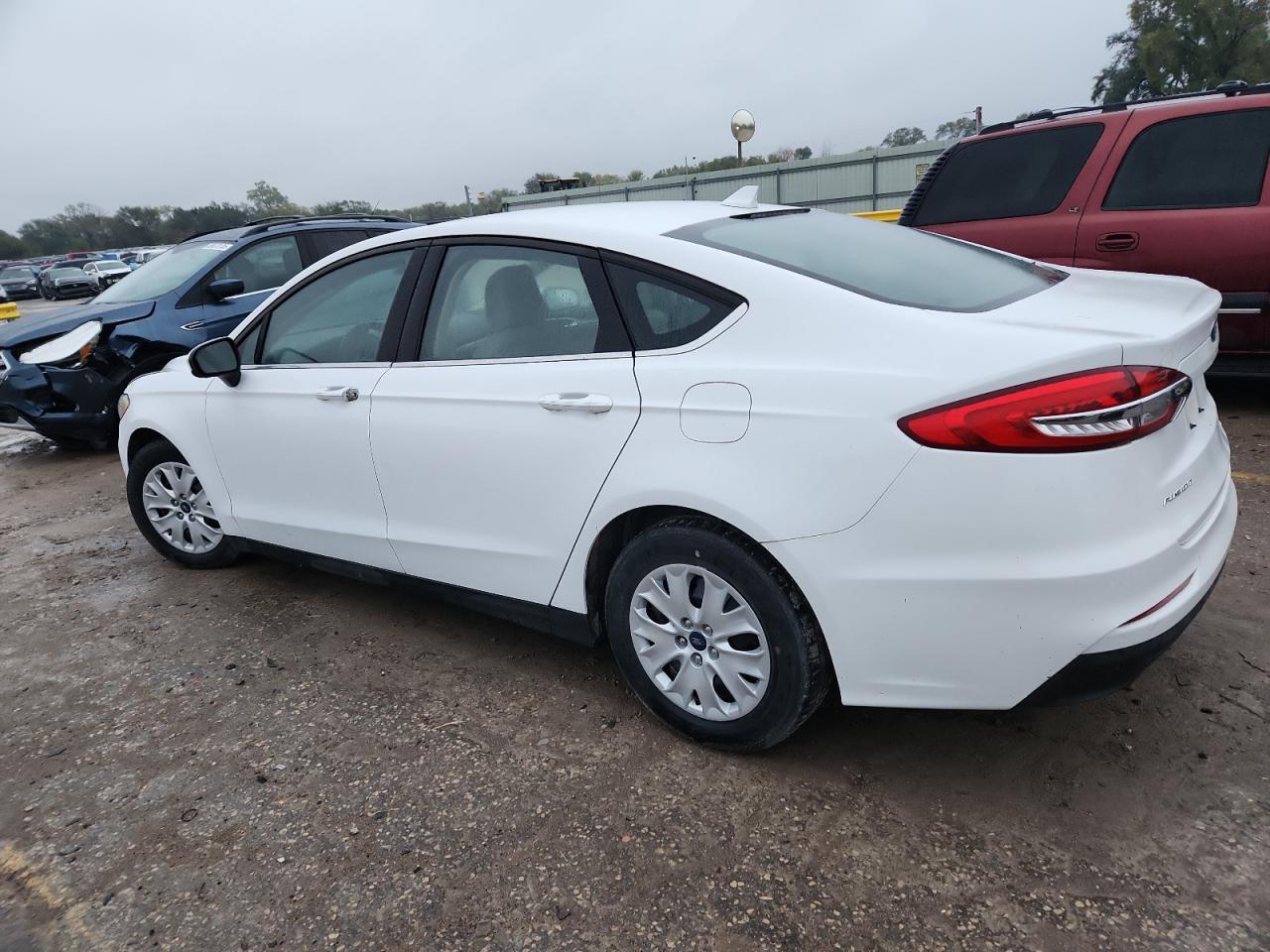Ford Fusion S Image 8
