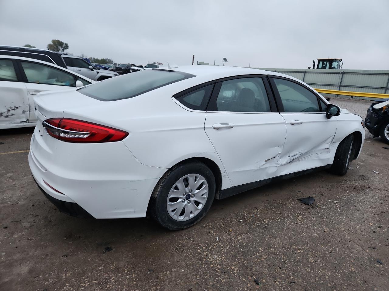 Ford Fusion S Image 10