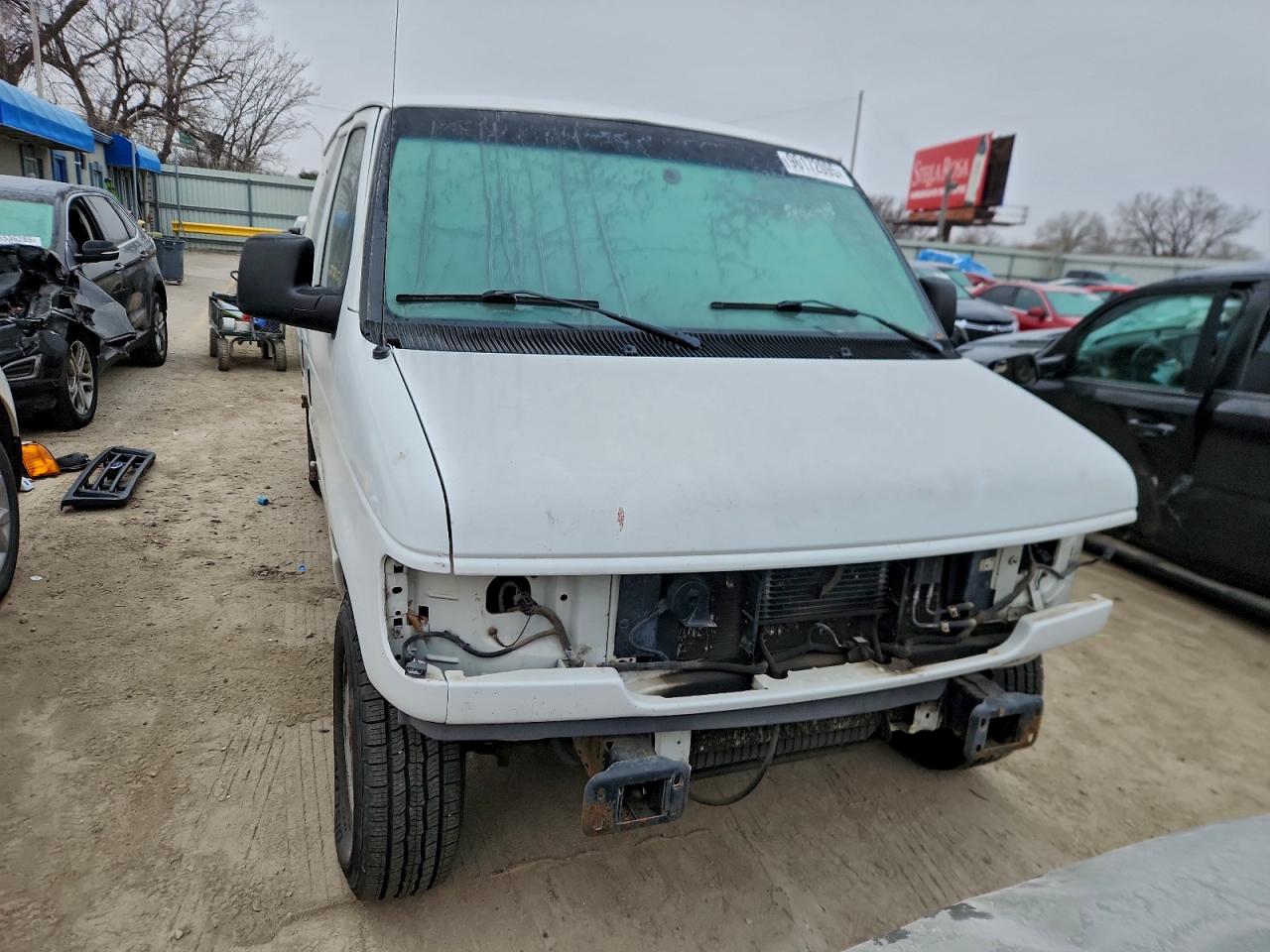 Ford Econoline E250 Van Image 3