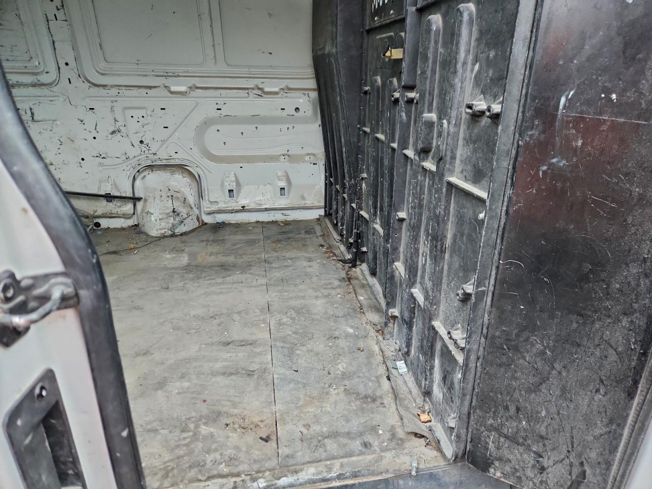 Ford Econoline E250 Van Image 4