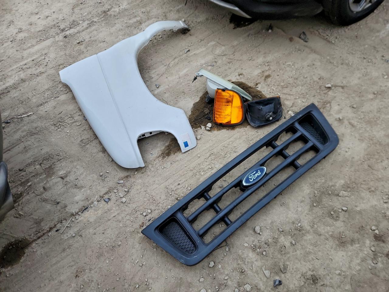 Ford Econoline E250 Van Image 12