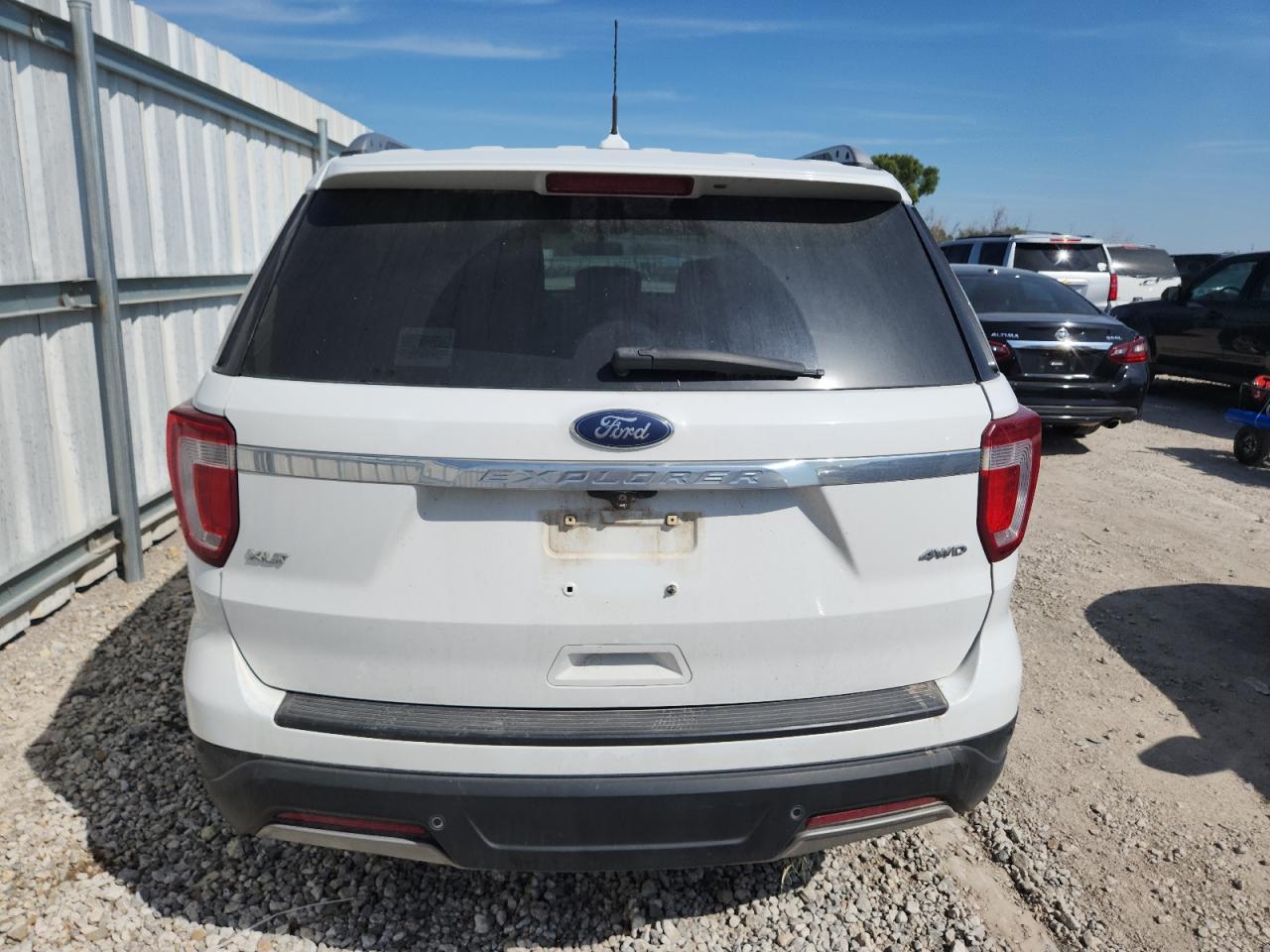 Ford Explorer Xlt Image 2