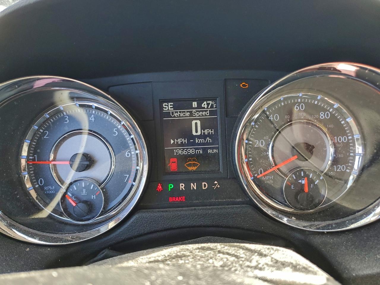 Chrysler Minivan Touring L Image 2