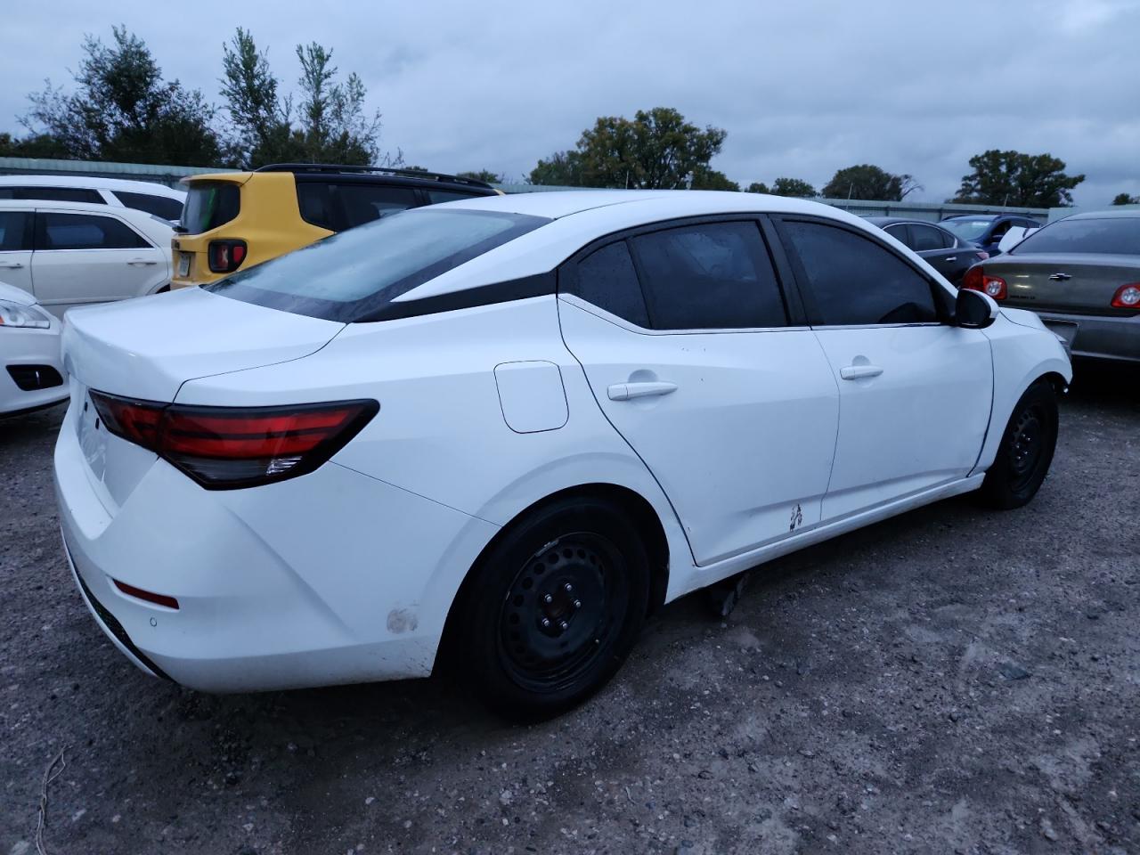 Nissan Sentra S Image 2