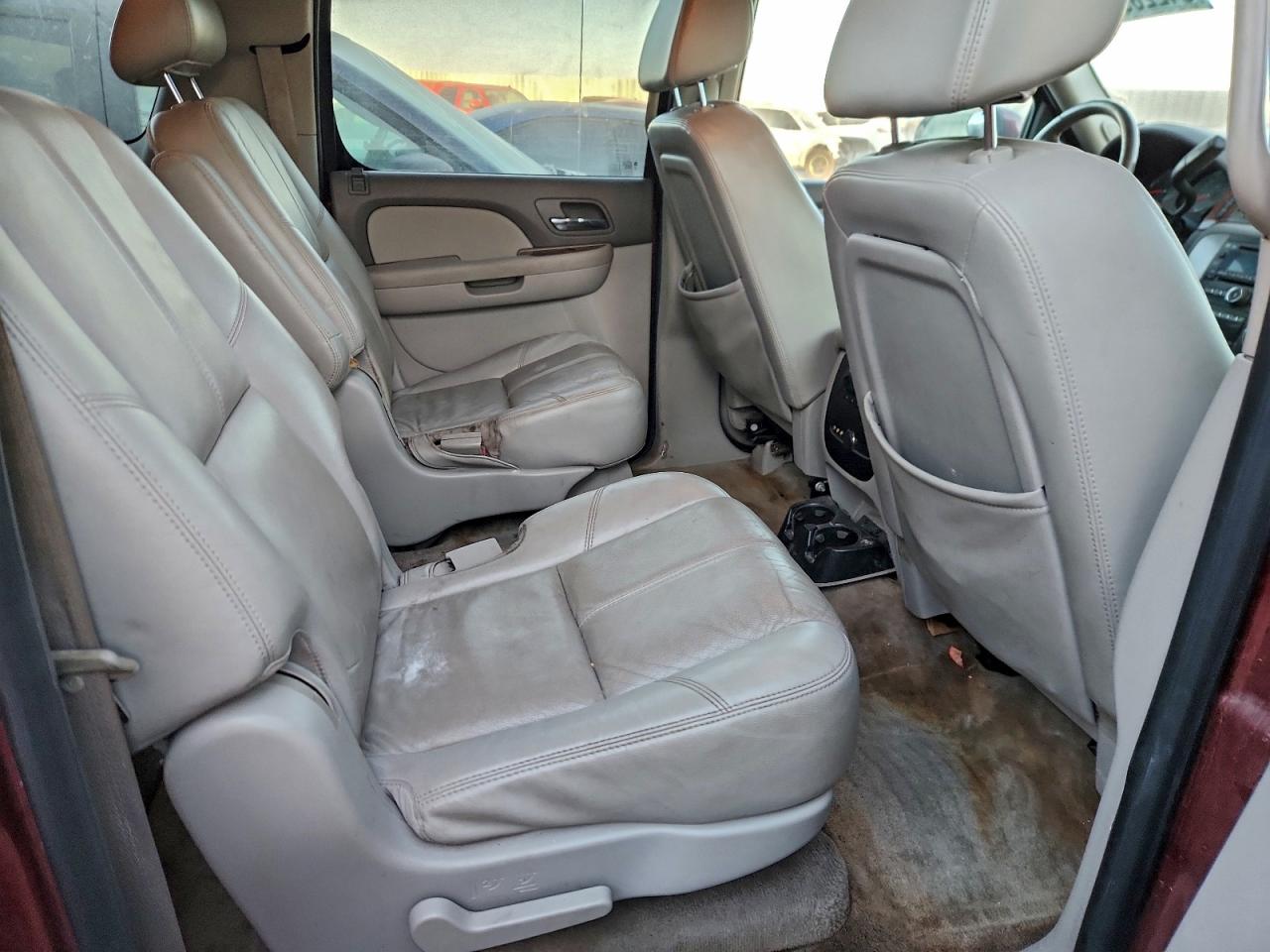 GMC Yukon K1500 Image 12