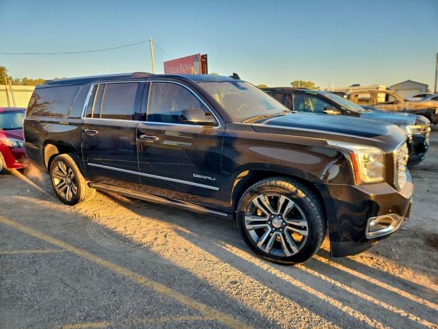 GMC Yukon Denali Image 5