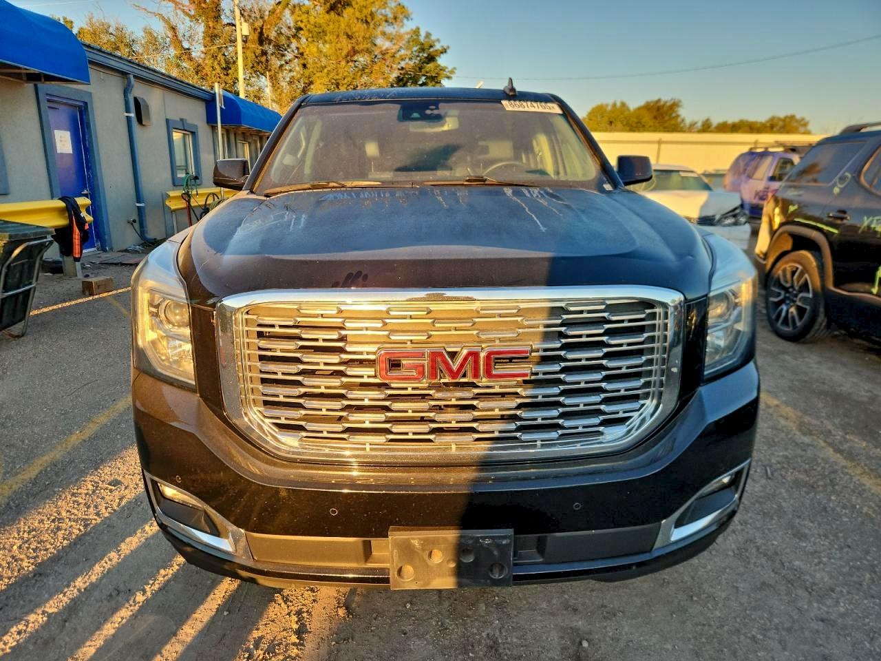 GMC Yukon Denali Image 4