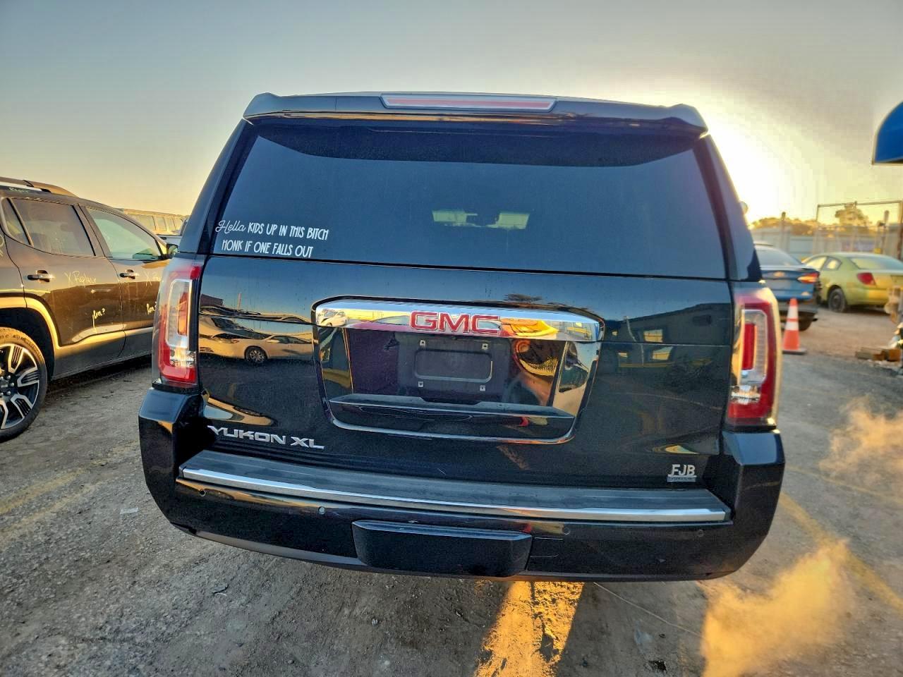 GMC Yukon Denali Image 3